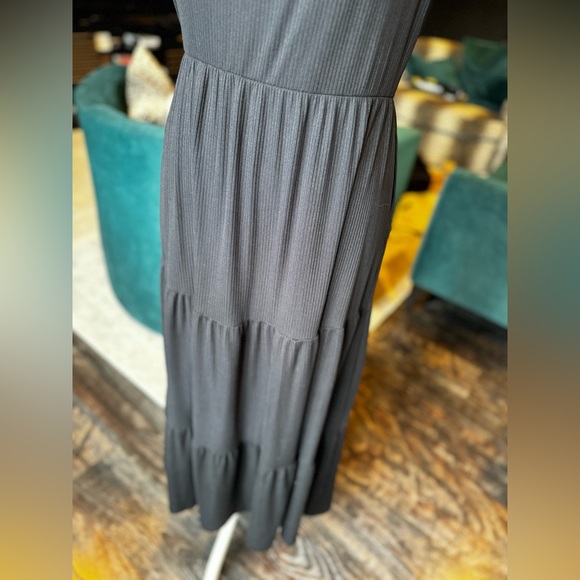 Black halter top, ribbed maxi dress - Picture 4 of 11